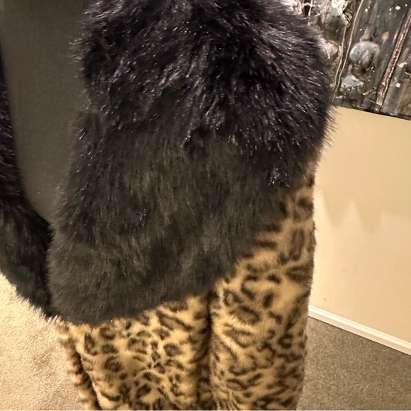 Leopard Print 2-3X Faux Fur Jacket with Black Collar - Picture 7 of 15